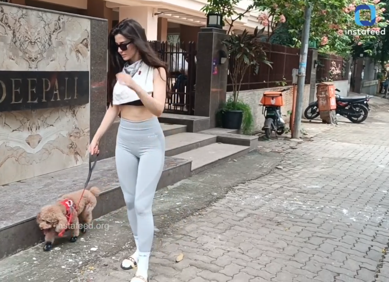 जॉर्जिया एंड्रियानी को बांद्रा में अपने कुत्ते के साथ देखा गया!