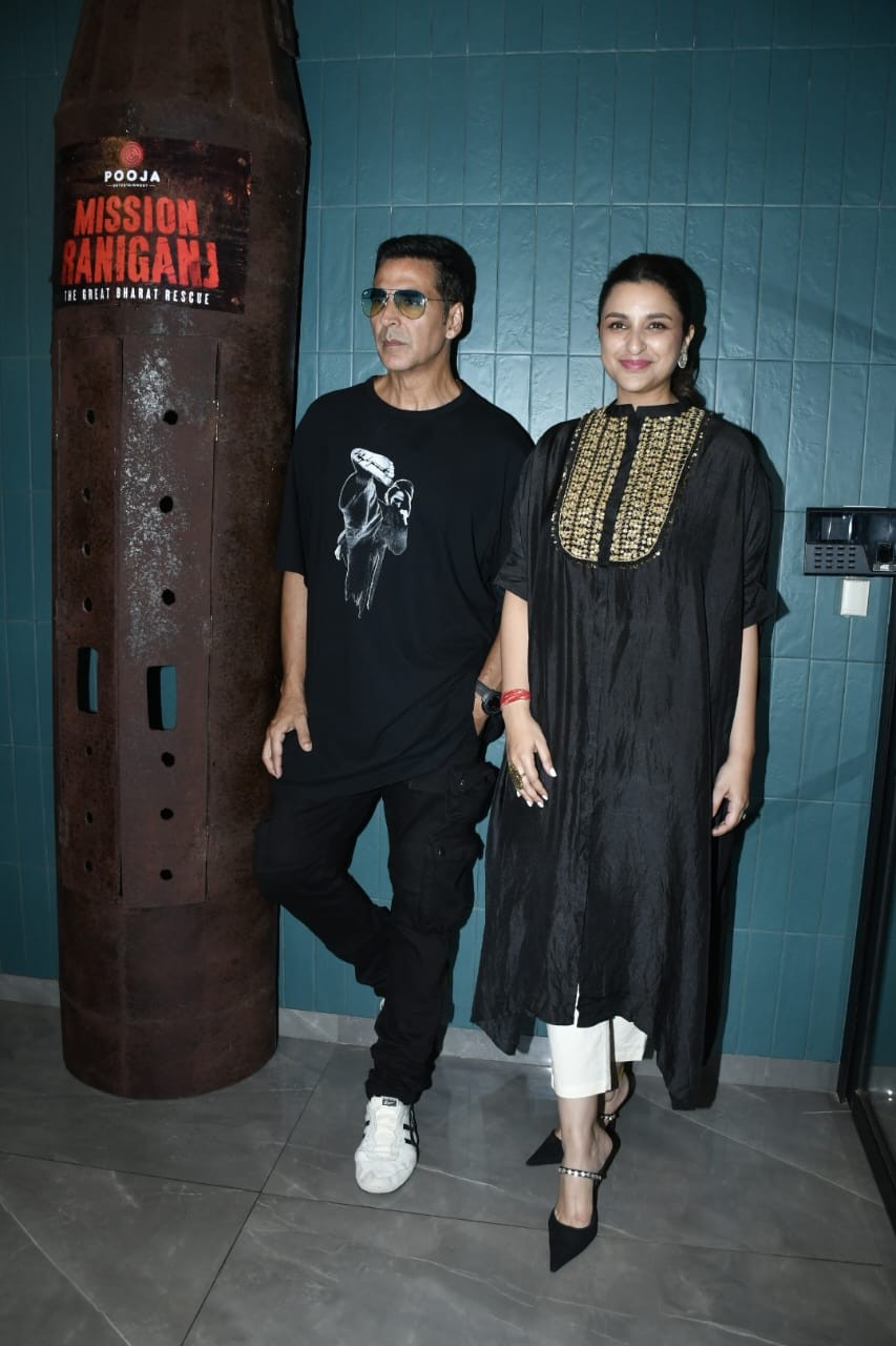 Akshay Kumar and Parineeti Chopra at Pooja Entertainment office