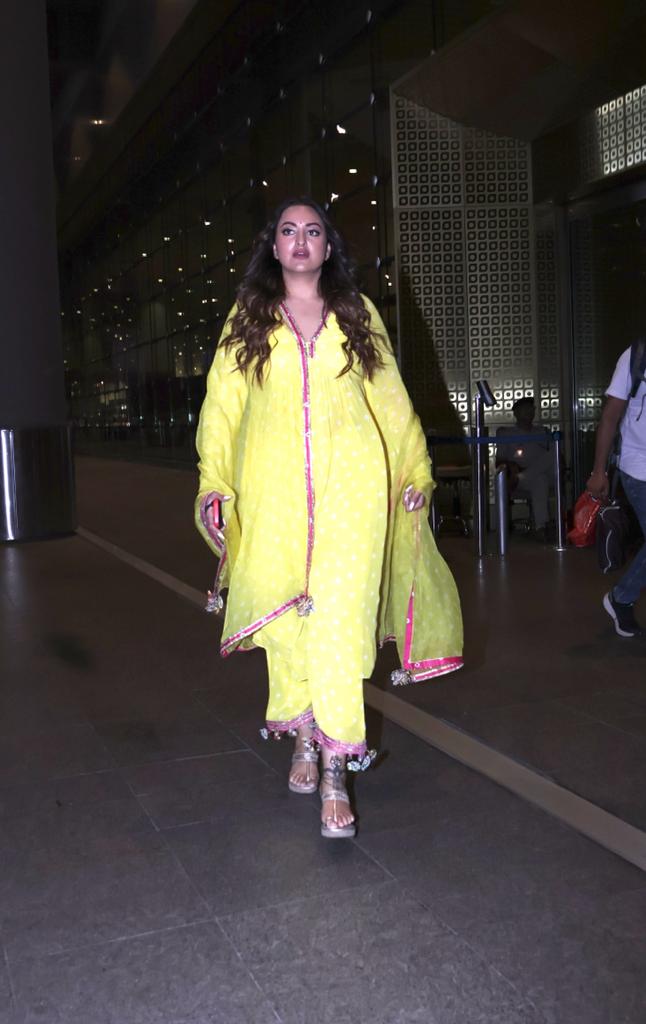 Airport Fashion: Akshay Kumar to Alia-Ranbir, celebs wow in casual-chic  looks