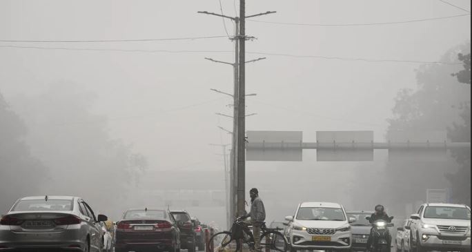 Delhi Shivers in March Magic: Rare Dense Fog Blankets City After Heavy Rain & Thunderstorms—Winter's Last Surprise!