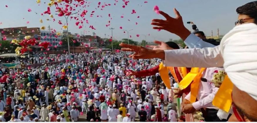 दिल को छू लेने वाला! जयपुर में ईद की नमाज़ के दौरान हिंदुओं ने मुसलमानों पर फूलों की वर्षा की — वायरल वीडियो ने एकता का जोश जगाया!