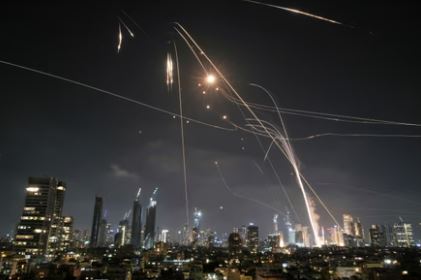 SHOCKING: Iranian Missile SMASHES Tel Aviv—Chaos in Israel's Heart as Defenses Fail!