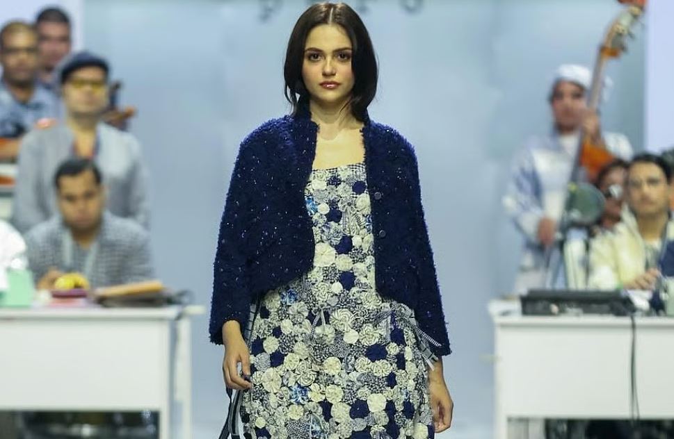 'सैयारा' स्टार अनीत पड्डा के लैक्मे फैशन वीक रैंप वॉक पर ज़बरदस्त ट्रोलिंग—नेटिज़न्स ने कहा "रोबोटिक" और "अकड़ा हुआ"; फैंस ने उनके घबराए हुए डेब्यू का बचाव किया!