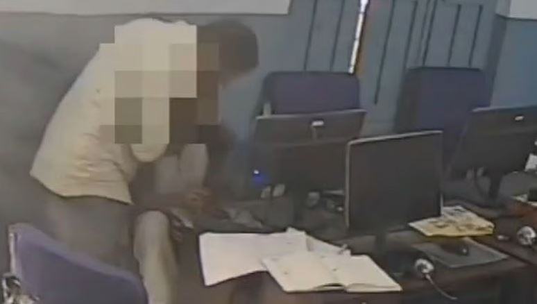 चौंकाने वाला CCTV: तेलंगाना का टीचर स्वामी कंप्यूटर लैब में 10वीं की छात्रा से छेड़छाड़ करते पकड़ा गया – मामले को दबाने का आरोप!