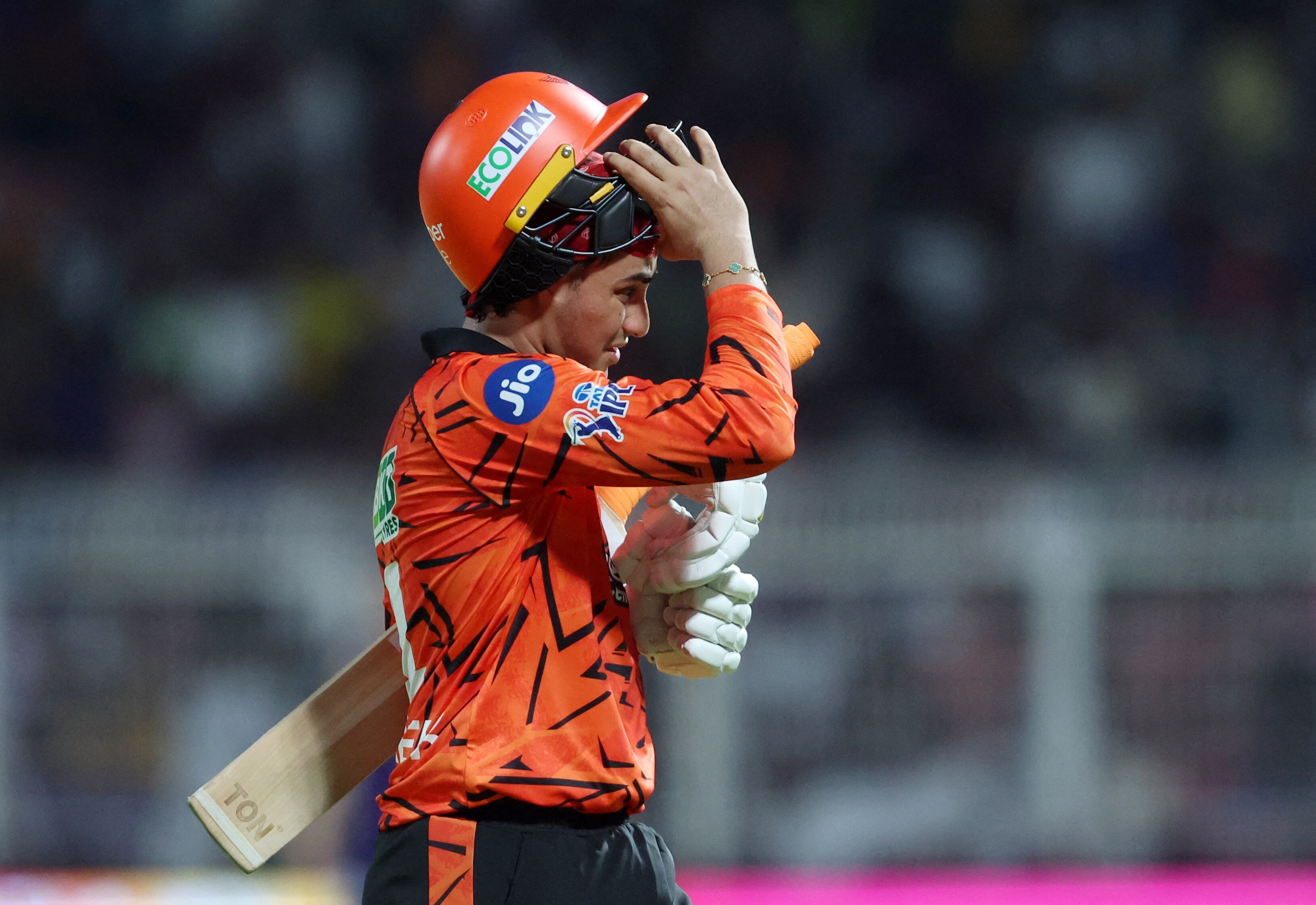 IPL 2026 में अश्लील भाषा का इस्तेमाल करने पर अभिषेक शर्मा पर मैच फीस का 25% जुर्माना—KKR के खिलाफ मैच के बाद मिला एक डिमेरिट पॉइंट!