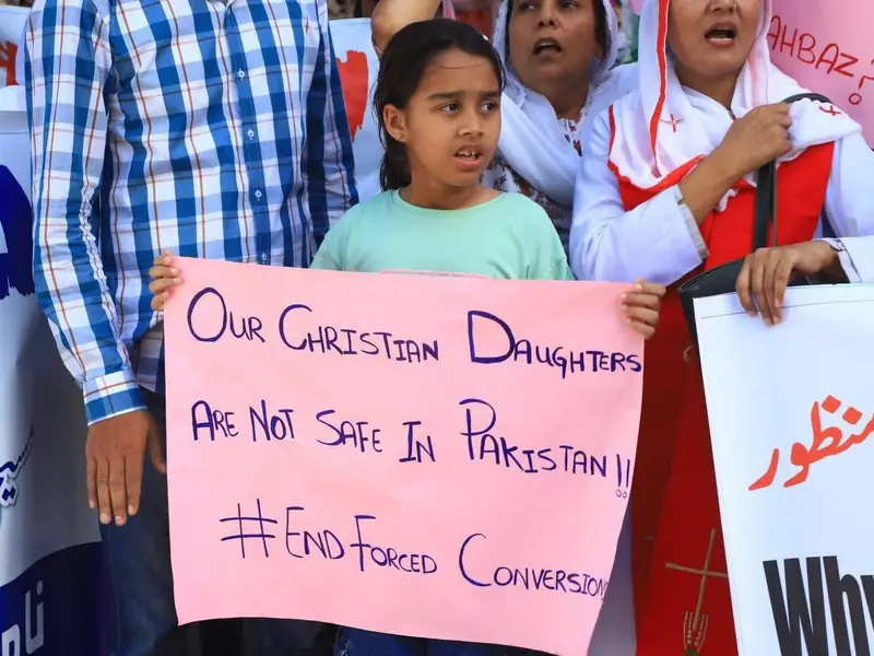 Pakistan Court Sparks Outrage: Upholds Marriage of 13-Year-Old Christian Girl to 40-Year-Old Muslim Man – “Forced Conversion” Allegations Ignite Protests!
