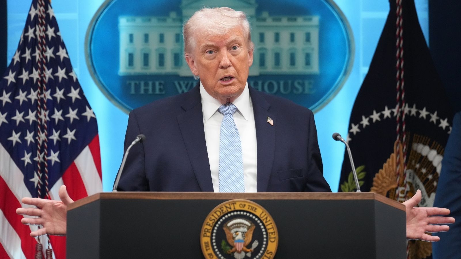 Trump Announces 2-Week Ceasefire with Iran! US Suspends Bombing as Strait of Hormuz Set to Reopen – World Holds Breath!