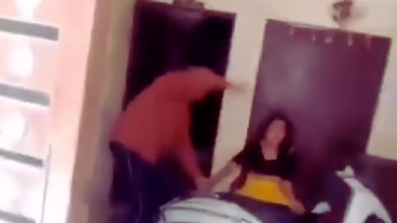 'माँ बचाओ, मार रहा है!' UP की महिला की दिल दहला देने वाली चीखें, ससुर ने दहेज के लिए बेरहमी से पीटा – वायरल वीडियो ने देश को चौंका दिया!