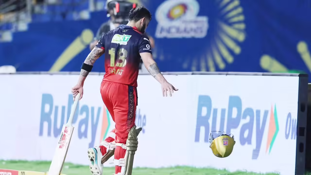 Virat Kohli Loses Cool & Throws Gloves and Helmet in Anger After Slow Fifty vs MI—Viral Video Leaves Fans Shocked!