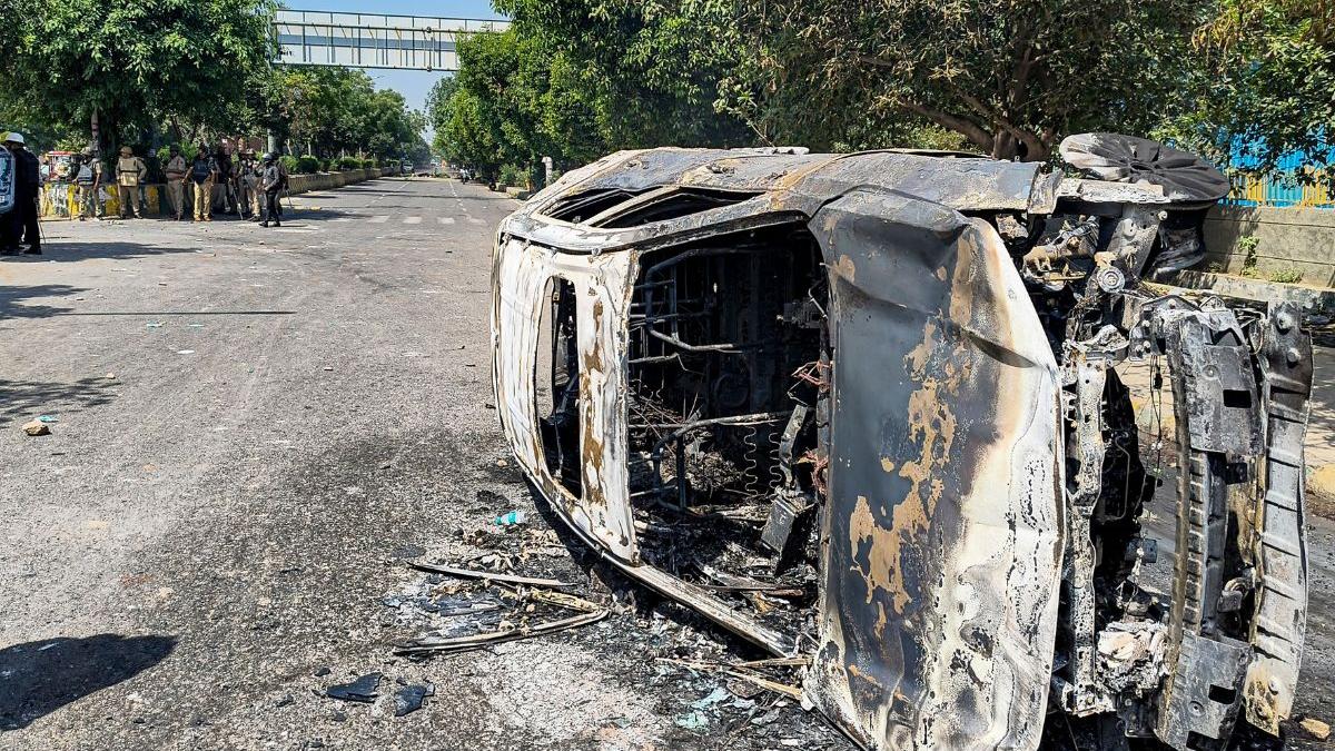 Noida Workers Rage! Cars Burnt, Stones Pelted as Salary Hike Protest Turns Violent in Phase 2—Chaos Erupts!