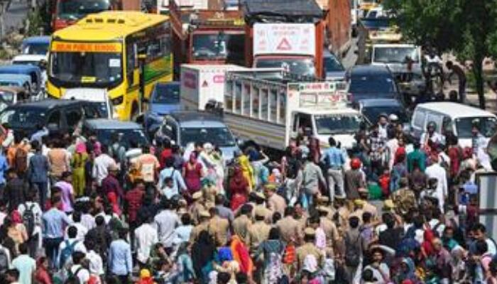 नोएडा के मज़दूरों की जीत! हिंसक विरोध प्रदर्शनों के बाद डबल ओवरटाइम वेतन और अनिवार्य साप्ताहिक छुट्टी की घोषणा—फैक्ट्रियों को सख्त आदेश