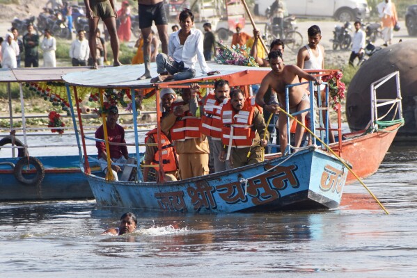 Horror in Vrindavan: Overcrowded Tourist Boat Capsizes in Yamuna, 10 Pilgrims Dead — Many Still Missing!