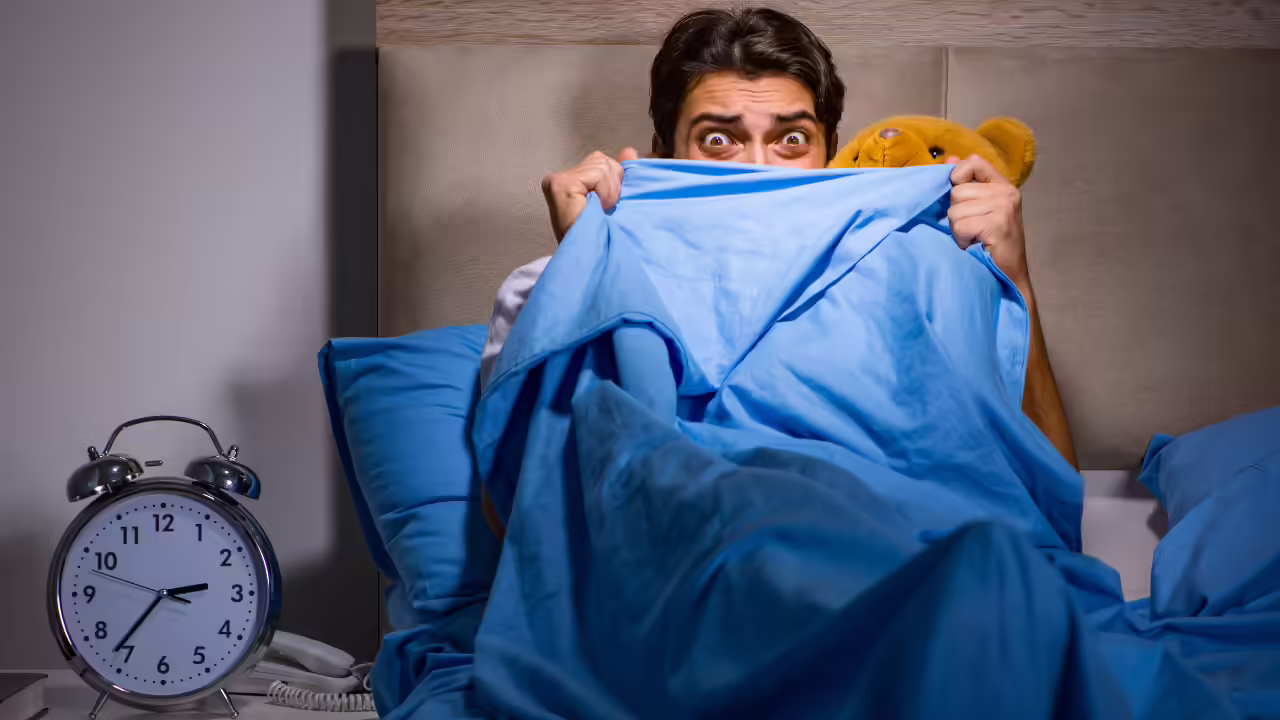 आप हर रात अचानक 3 बजे क्यों जाग जाते हैं – इसके पीछे का चौंकाने वाला विज्ञान!