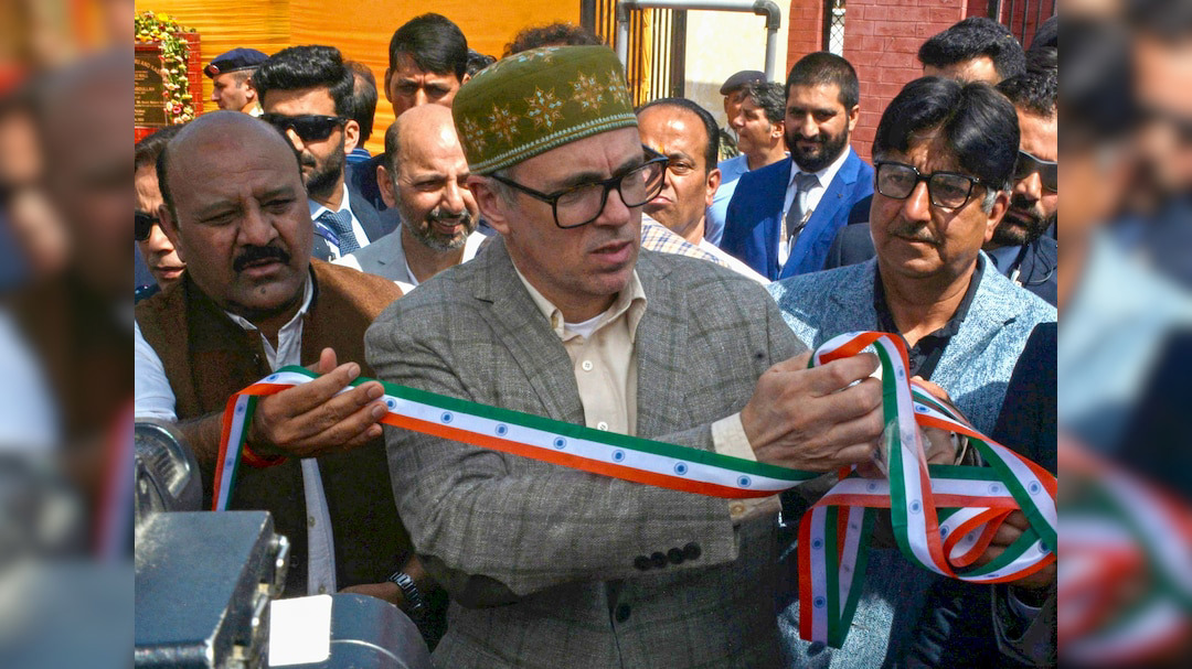 J&K CM Omar Abdullah Shocks Everyone: Refuses to Cut Tricolor Ribbon, Says “Keep It With Respect”—Viral Moment!