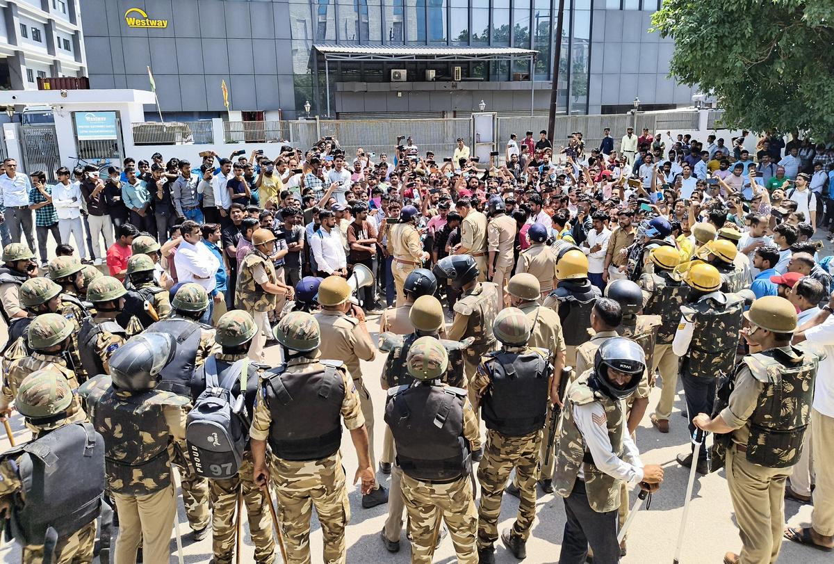 नोएडा फ़ैक्टरी मज़दूरों के विरोध प्रदर्शन में पाकिस्तान का हाथ होने की पुष्टि: पाक-संचालित X हैंडल और हैंडलर्स ने हिंसा भड़काई—350 से ज़्यादा लोग गिरफ़्तार!