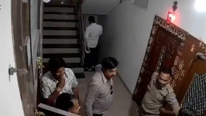 CCTV में कैद! इंदौर के 5 पुलिसवाले बिज़नेसमैन के घर में घुसे, 22 तोला सोना चुराया — अब सस्पेंड!