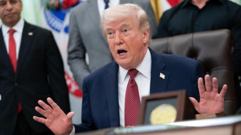 ट्रंप ने पलकें झपकाईं! आखिरी मिनट में ईरान सीज़फ़ायर बढ़ाया—लेकिन नेवल ब्लॉकेड बनाए रखा और 'किसी भी तरह' चेतावनी दी।