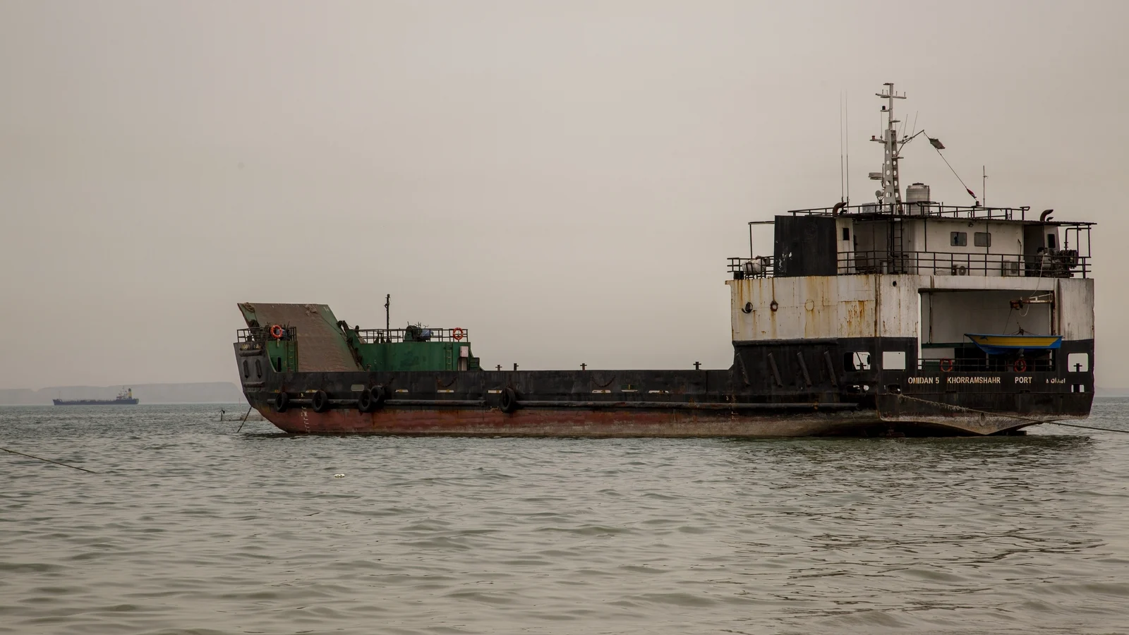 ईरान ने ट्रंप के सीज़फ़ायर बढ़ाने के फ़ैसले को ठुकराया! IRGC ने 3 जहाज़ों पर हमला किया और हॉरमुज़ में 2 जहाज़ों पर कब्ज़ा कर लिया — युद्ध का डर बढ़ा!