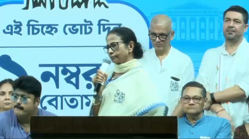 Mamata Banerjee Storms Off Stage in Fury as BJP Rally Noise Just 100m Away Disrupts Her Speech – Viral Video!