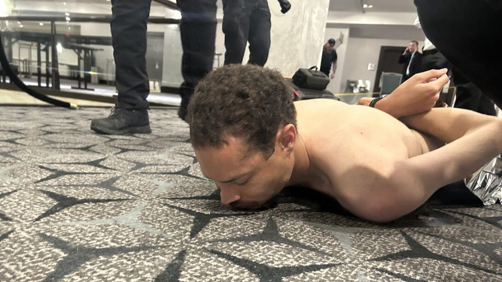 व्हाइट हाउस कॉरेस्पोंडेंट्स डिनर में गोलीबारी के बाद, ट्रंप ने ज़मीन पर गिराए गए, बिना शर्ट के शूटर की चौंकाने वाली तस्वीर जारी की—गिरफ्तारी की तस्वीर वायरल!