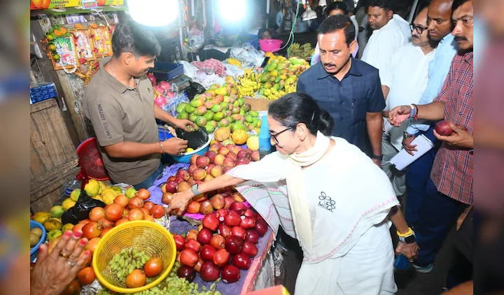 Mamata Banerjee Steps Out of Convoy, Buys Vegetables Like Commoner in Bhabanipur – Viral Video Sparks Buzz!