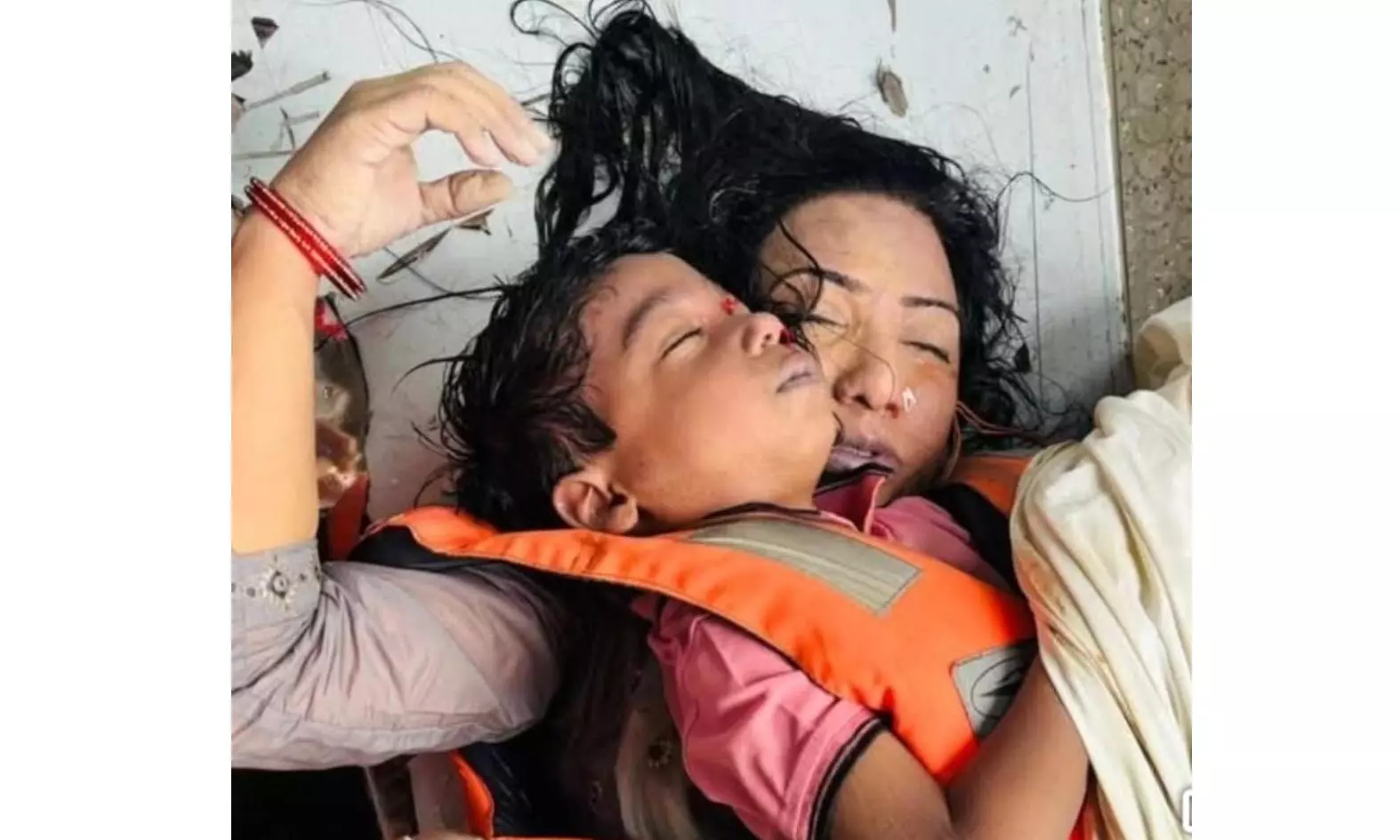 Heartbreaking: Mother & 4-Year-Old Son Found Hugging After MP Cruise Boat Tragedy!