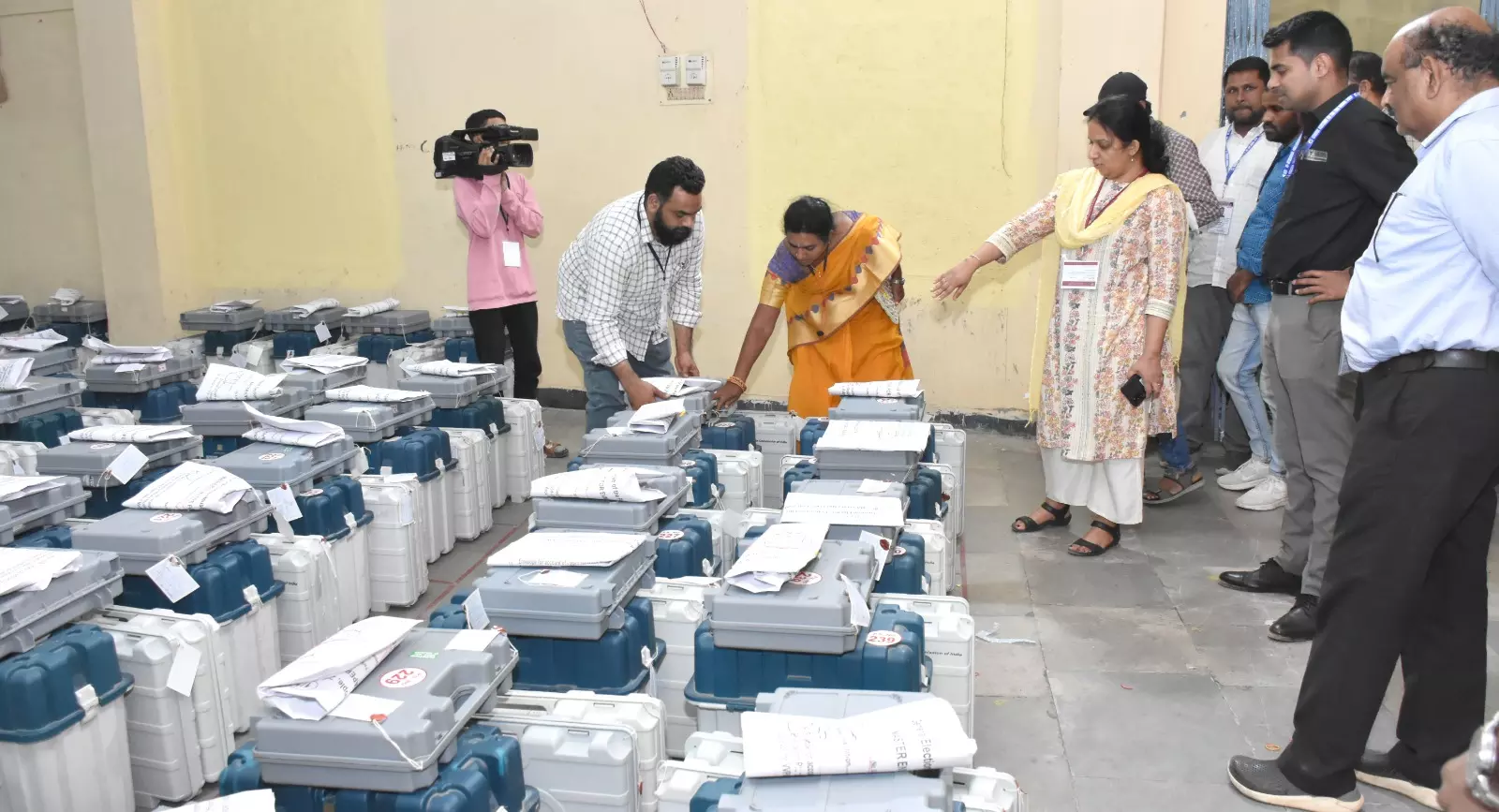 वायरल तस्वीरों से खुलासा: वोटों की गिनती से पहले चुनाव के स्ट्रॉन्ग रूम लाइव खोले गए—भारी सुरक्षा के बीच ECI का सख्त प्रोटोकॉल लागू।