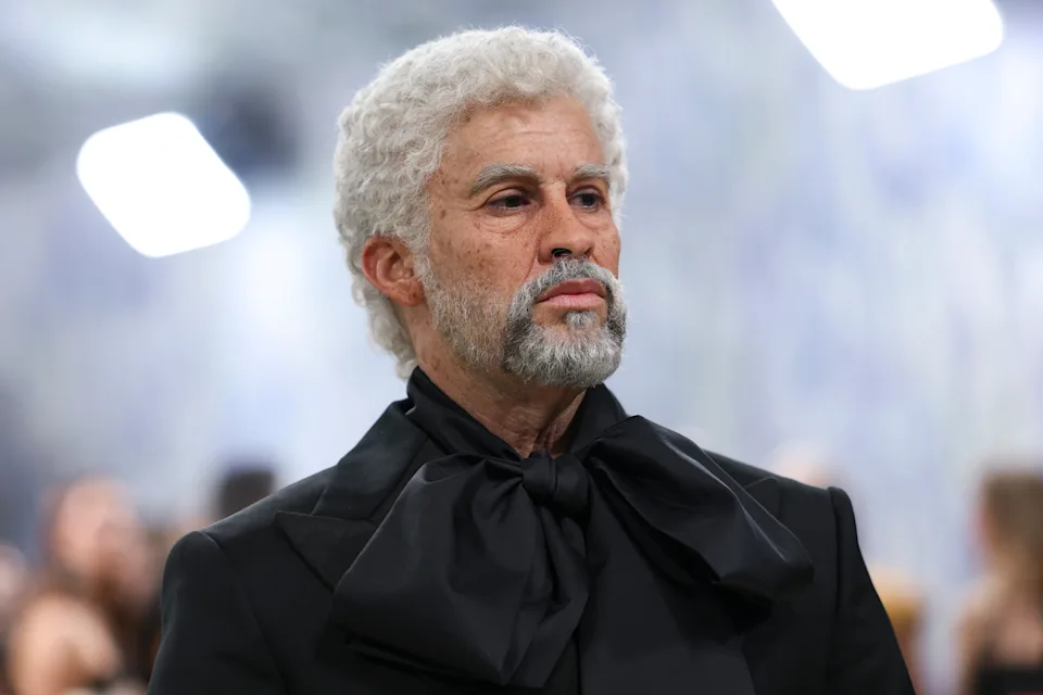 बैड बनी ने Met Gala 2026 में 53 साल के बुज़ुर्ग के रूप में बदलकर दुनिया को चौंका दिया—आप उनके बुढ़ापे वाले इस ट्रांसफ़ॉर्मेशन पर यकीन नहीं करेंगे!