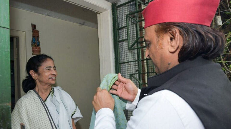 चुनाव में करारी हार के बाद अखिलेश यादव ने ममता बनर्जी से मुलाक़ात की, उन्हें सांत्वना दी, 'आप हारी नहीं हैं, दीदी'—एक भावुक पल! 