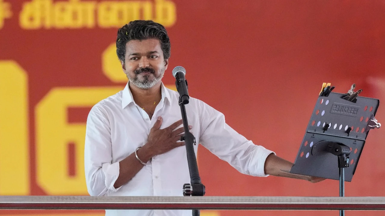 अगर DMK या AIADMK ने तमिलनाडु में सरकार बनाने की कोशिश की, तो TVK के सभी 107 विधायक सामूहिक इस्तीफ़े की धमकी दे रहे हैं—विजय का बड़ा अल्टीमेटम!