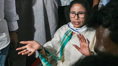 बंगाल संकट गहराया: मुख्यमंत्री पद से इस्तीफ़ा देने से ममता बनर्जी के इनकार के बाद राज्यपाल ने विधानसभा भंग कर दी!