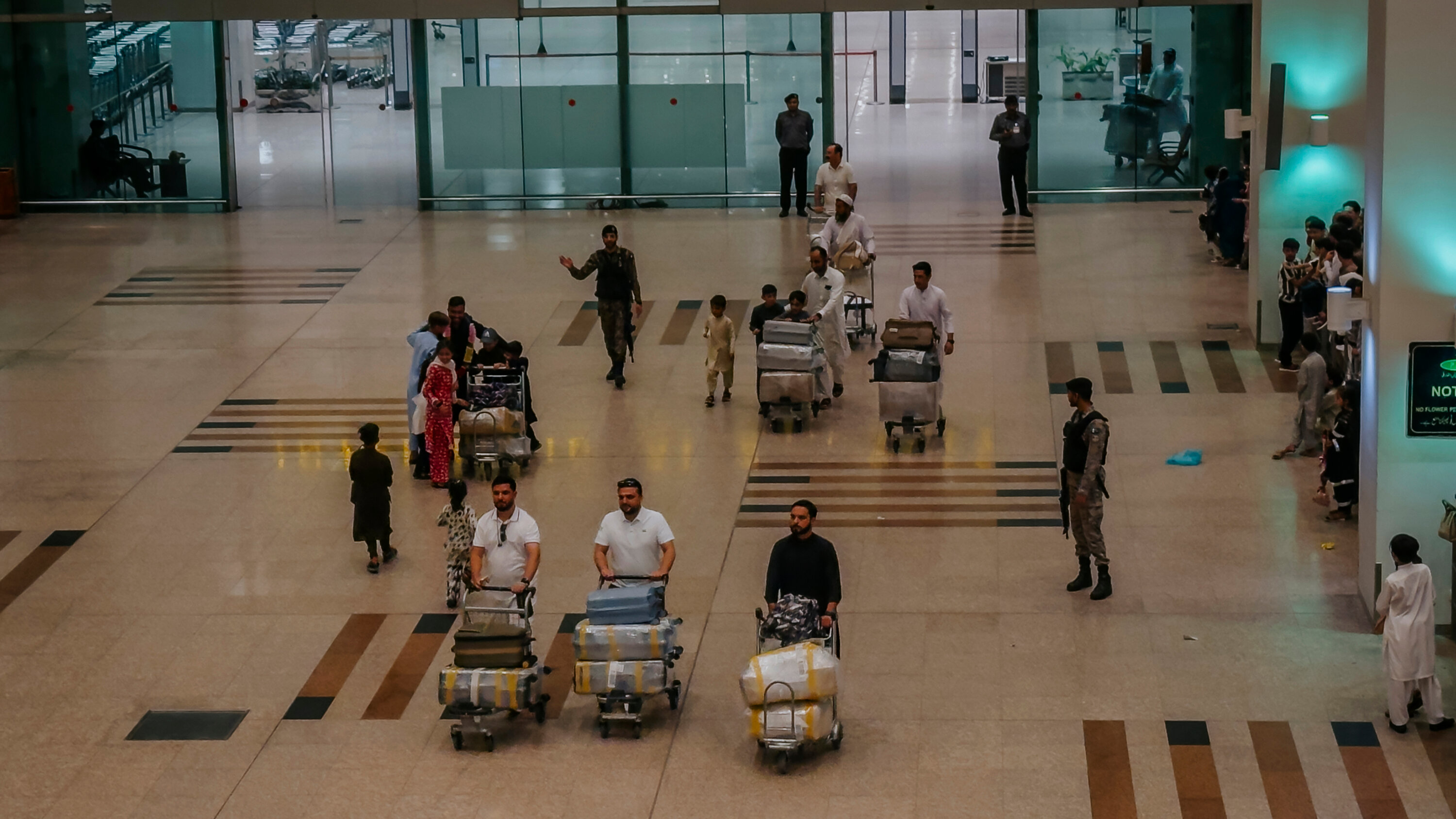 UAE Expels Thousands of Pakistani Workers in Shocking Mass Deportation – Families Left Devastated! 