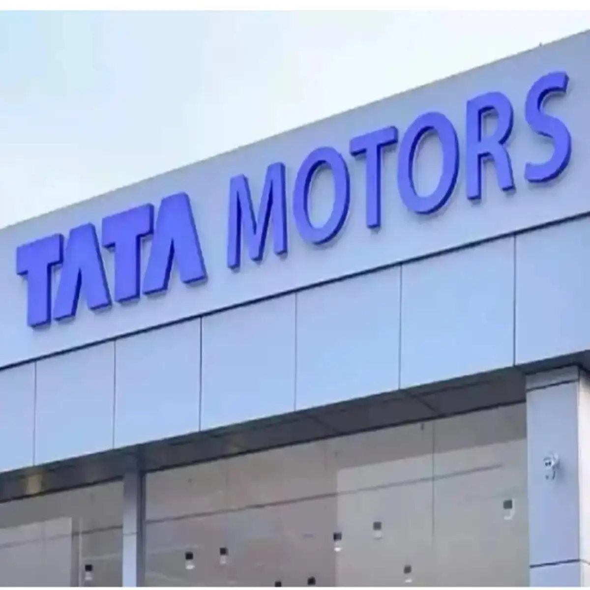 Tata Motors ने 750 कर्मचारियों को VRS का ऑफ़र दिया; 300 ने इसे चुना—लागत घटाने के बड़े कदम से हलचल!