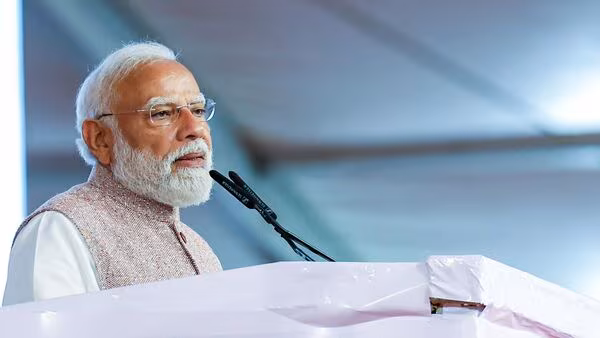 PM मोदी ने स्कूलों से ईंधन और विदेशी मुद्रा बचाने के लिए तुरंत ऑनलाइन क्लास शुरू करने की अपील की!