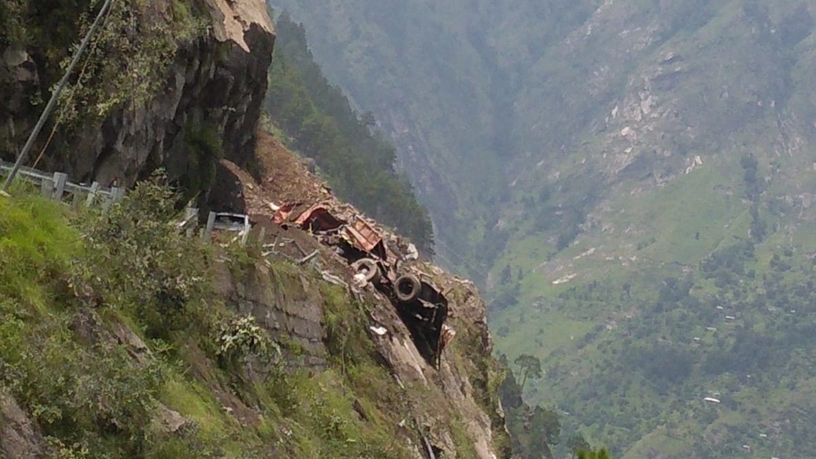 Terrifying! Massive Landslide Crushes Himachal's Kinnaur Highway – People Run for Their Lives!
