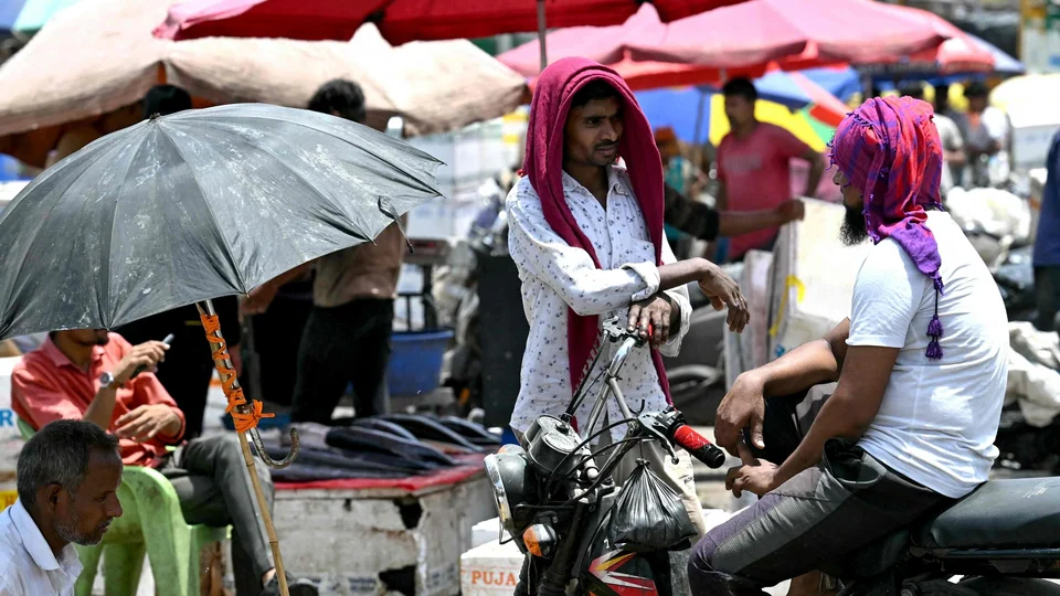 दिल्ली में भीषण गर्मी का कहर! सोमवार को राजधानी में मौसम का सबसे गर्म दिन दर्ज – लू का अलर्ट जारी!