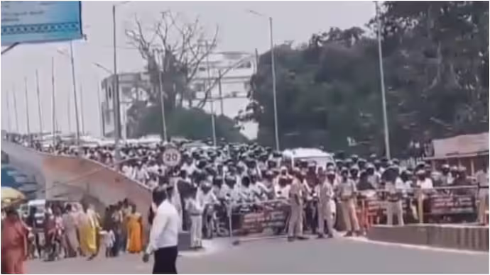 बिहार में 'हॉर्न प्रोटेस्ट' भड़का: VIP काफिले के कारण ट्रैफिक रुकने पर ड्राइवरों ने सड़कें जाम कीं!