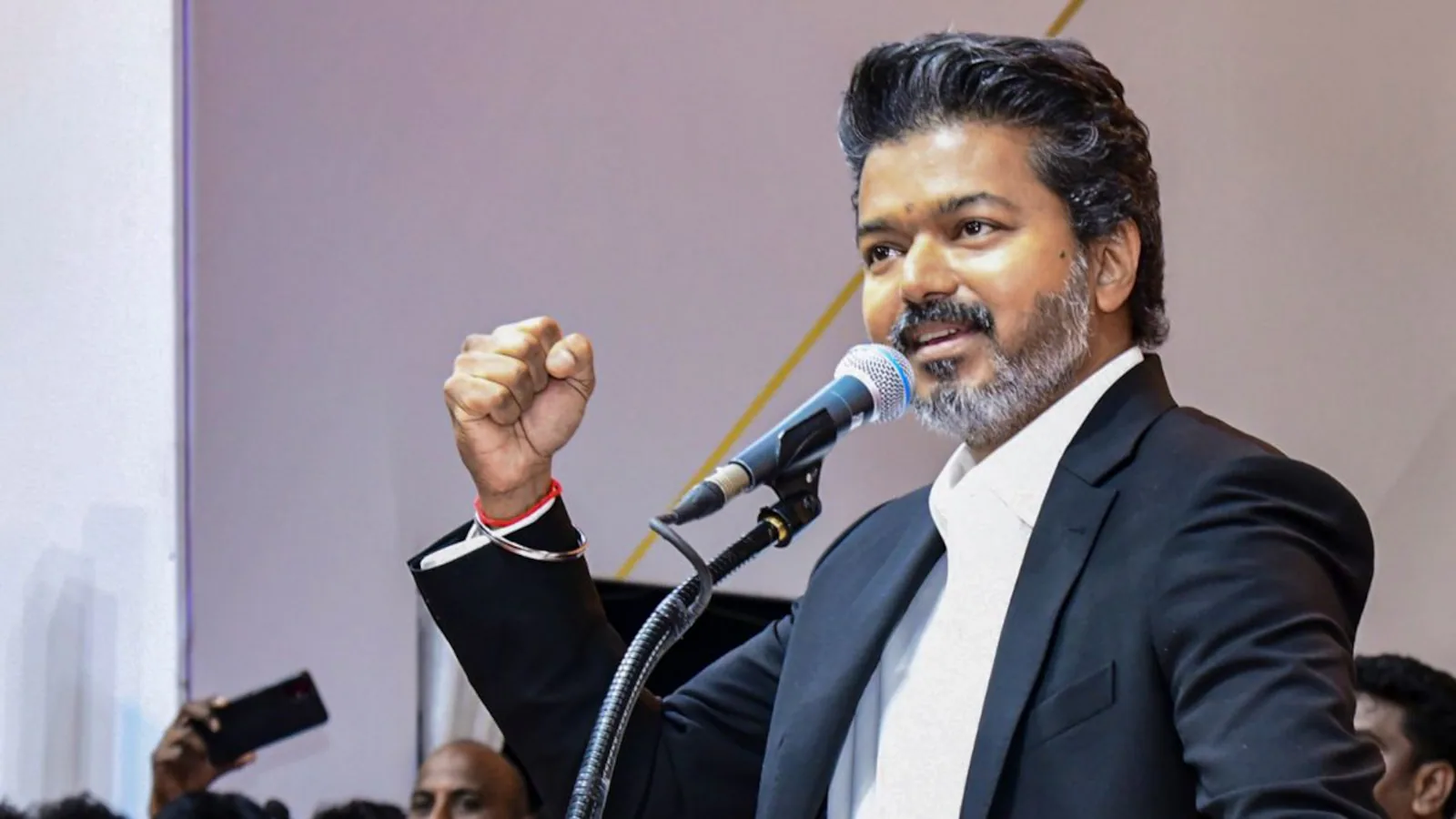 TN के CM विजय ने किसानों के लिए बड़े पैमाने पर कर्ज़ माफ़ी और नई फ़िल्मों के लिए रोज़ाना 5 शो की घोषणा की!