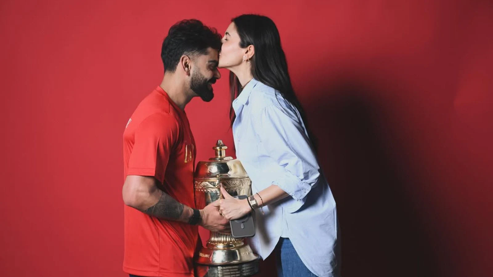 अनुष्का शर्मा ने IPL 2026 की ट्रॉफी थामे विराट कोहली को किस किया – प्यारी वायरल फ़ोटो ने सबका दिल जीत लिया!