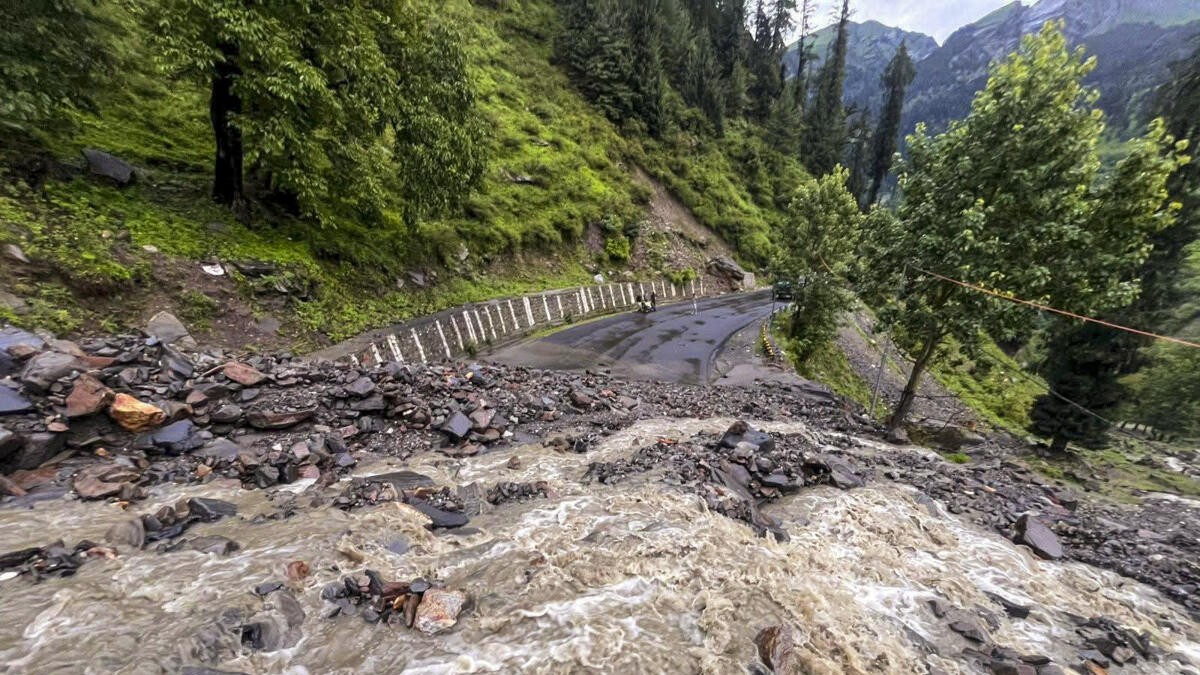 भारी बारिश के कारण हिमालय की सभी यात्राएं स्थगित – चार धाम के तीर्थयात्री फंसे!