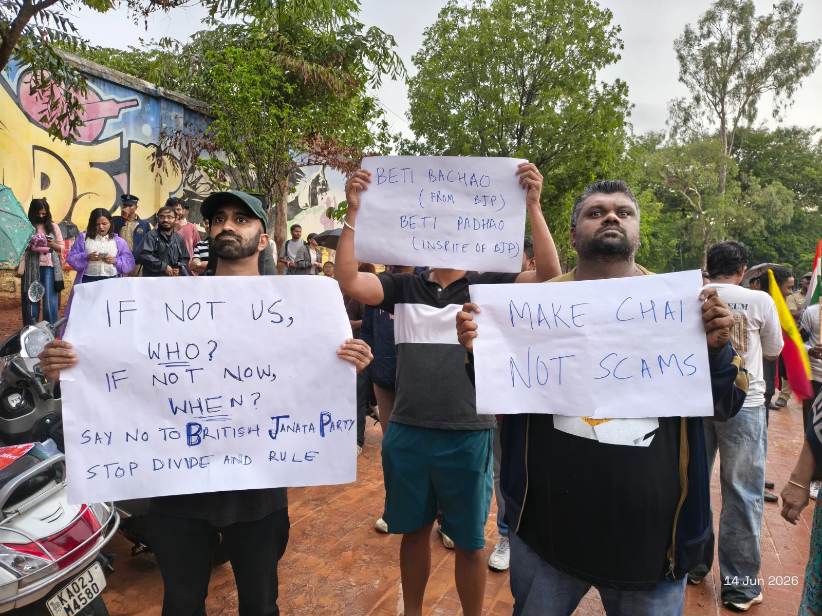 CJP बेंगलुरु के विरोध प्रदर्शन में 'Say No to British Janta Party' वाले धमाकेदार पोस्टर्स ने लोगों को चौंका दिया!
