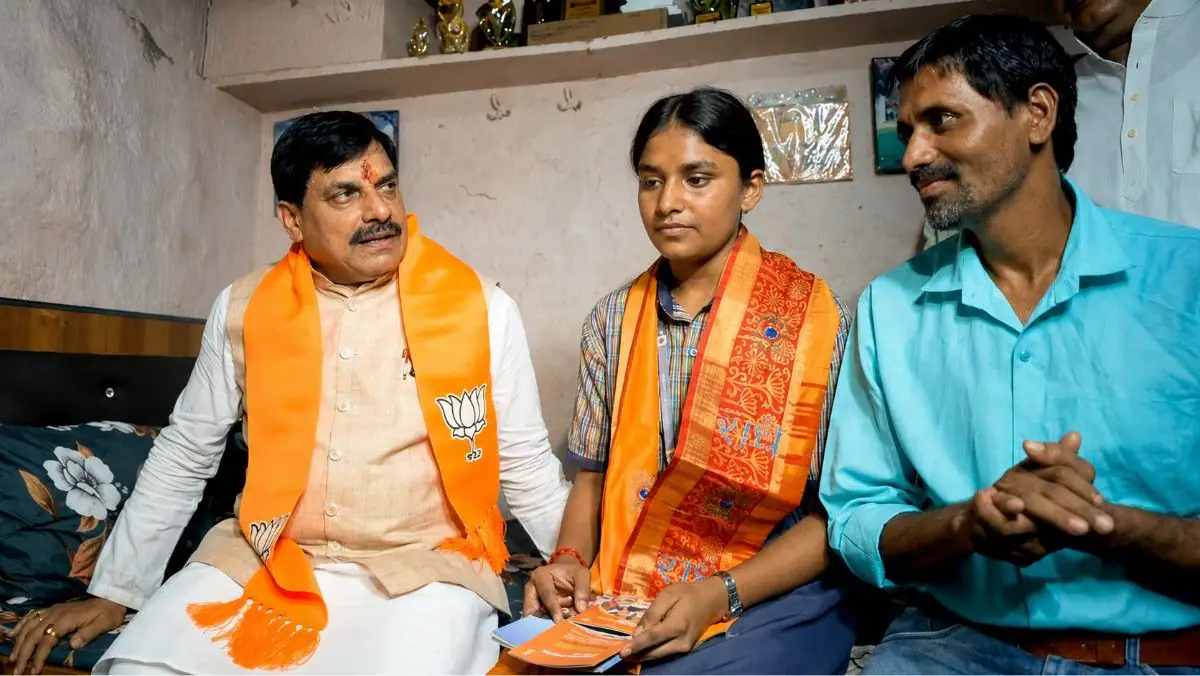 MP के CM मोहन यादव ने स्कूटर से झुग्गी-बस्ती जाकर 12वीं की टॉपर को बधाई दी—दिल को छू लेने वाला पल!