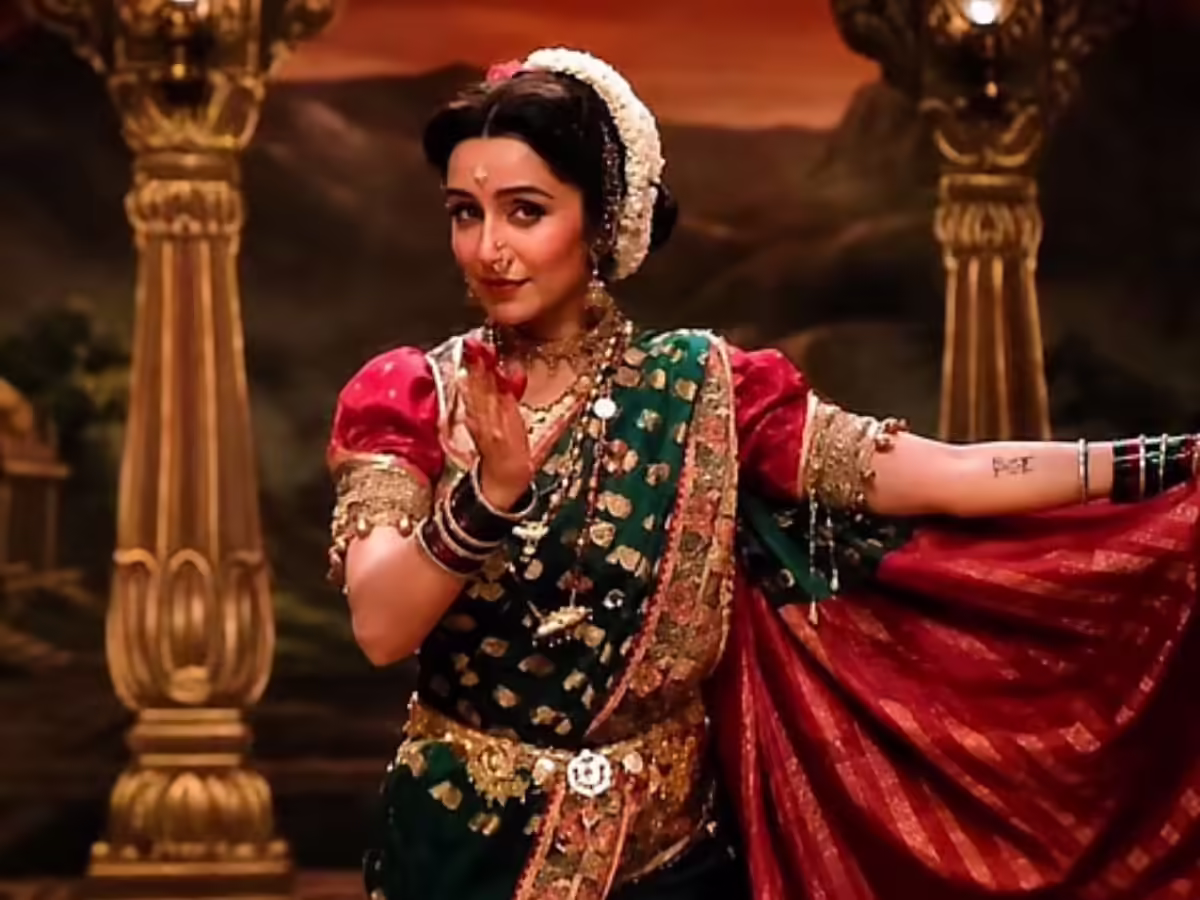 प्रेग्नेंट लावनी लेजेंड के तौर पर श्रद्धा कपूर का 'ईथा' (Eetha) का लीक हुआ फर्स्ट लुक इंटरनेट पर छाया हुआ है!