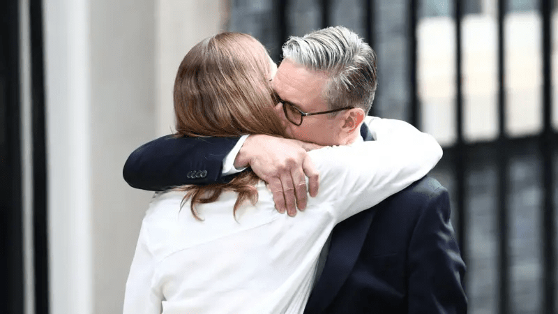 भावुक विदाई! UK के PM के तौर पर इस्तीफ़े के भाषण के दौरान, Keir Starmer रो पड़े और पत्नी Victoria को गले लगाया!