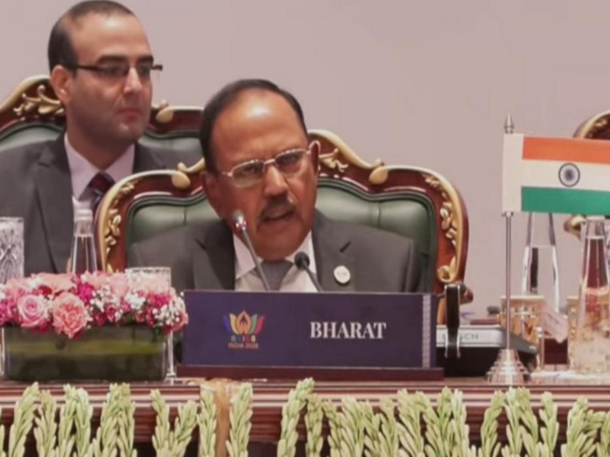 तस्वीर में नेमप्लेट पर 'भारत' दिख रहा है, जबकि अजीत डोभाल BRICS मीट में दमदार भाषण दे रहे हैं!