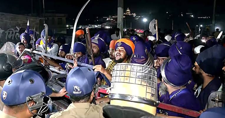 उत्तराखंड बॉर्डर पर सैकड़ों निहंग सिखों का ज़बरदस्त विरोध – कुल्हाल चेकपोस्ट पर तनाव!