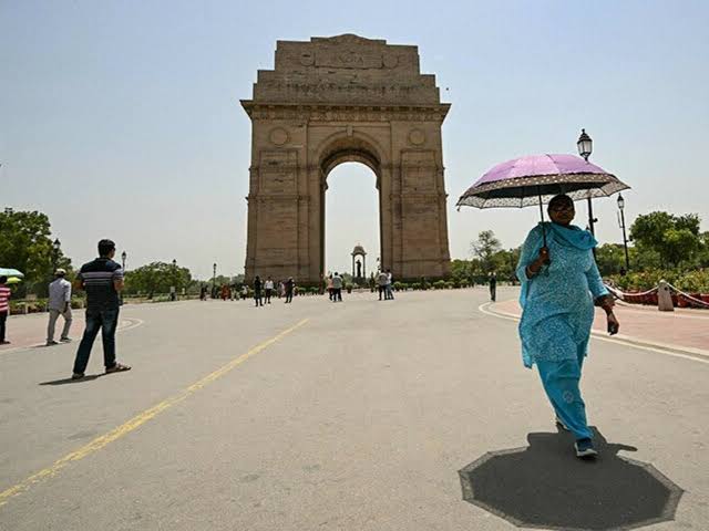 दिल्ली में भीषण गर्मी: असल तापमान 37-41°C, लेकिन महसूस हो रहा है 53.5°C—जानिए इसकी चौंकाने वाली वजह!