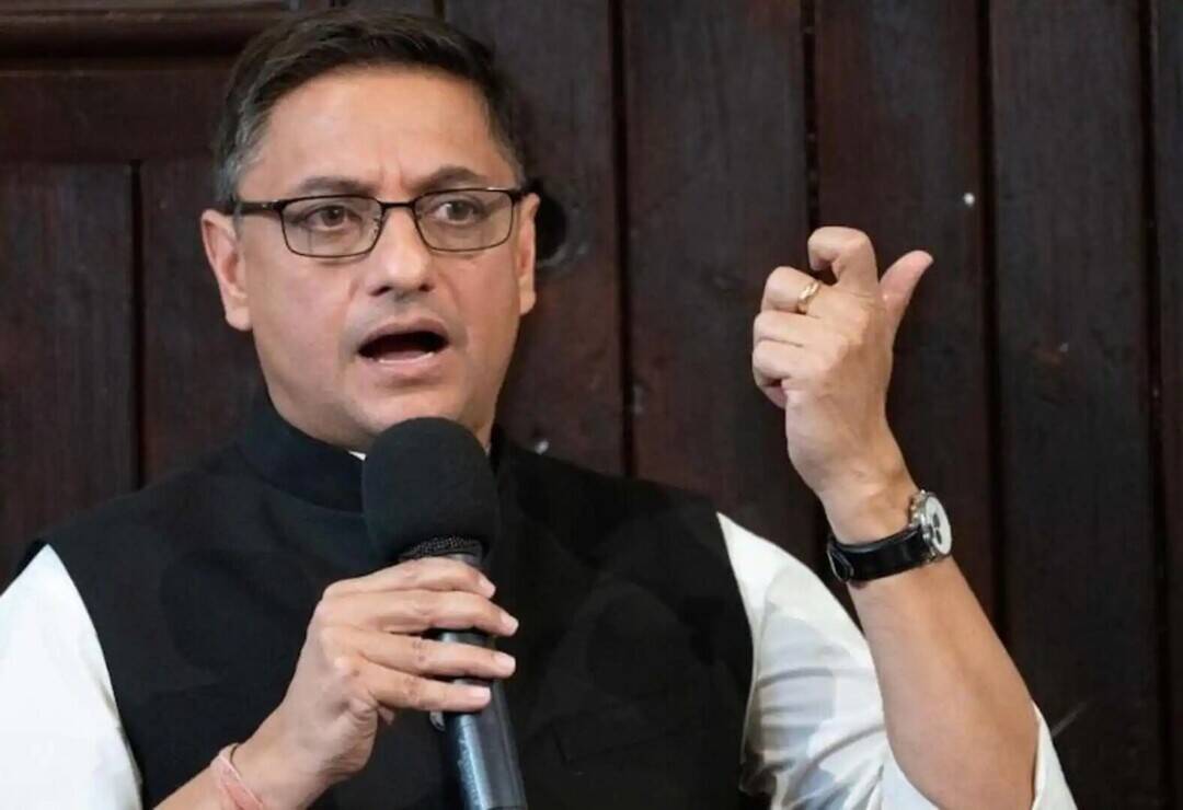 PM के सलाहकार सान्याल का कहना है कि 18 साल के युवाओं को डिग्री की पढ़ाई के साथ-साथ काम भी शुरू कर देना चाहिए!