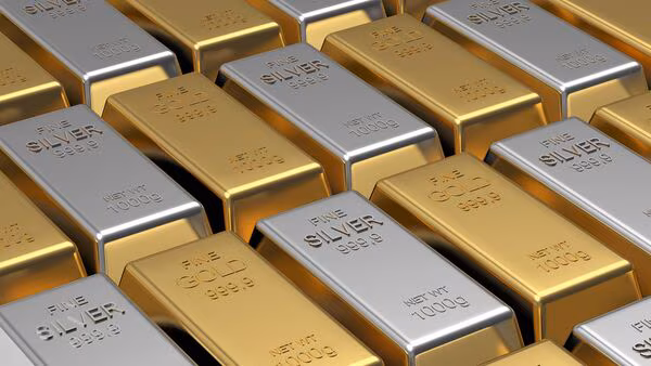 भारत में सोने और चांदी की कीमतों में भारी गिरावट! सोना ₹2,41,159 प्रति 10 ग्राम और चांदी ₹2,15,474 प्रति किलोग्राम पर पहुंची