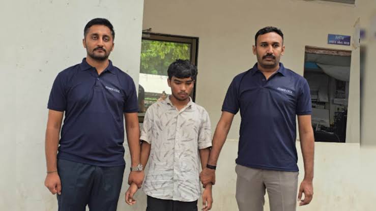 11वीं क्लास ड्रॉपआउट ने AI का इस्तेमाल करके 121 नकली ऐप्स बनाए – 64 करोड़ रुपये का साइबर फ्रॉड साम्राज्य चलाया!